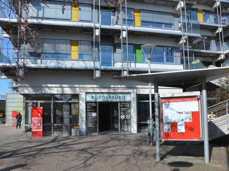Rathaus mit Eingang Bürgerbüro