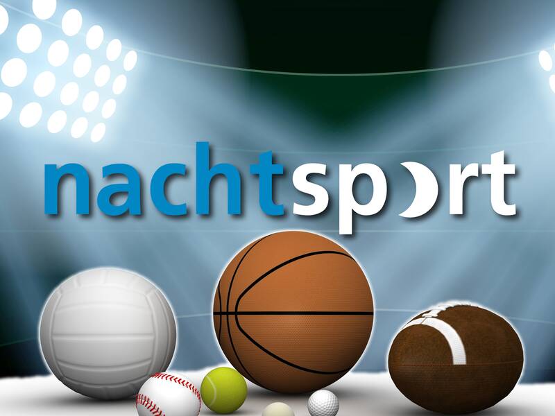 Das Bild zeigt den Schriftzug "nachtsport" in einem Stadion mit verschiedenen Sportbällen im Vordergrund.