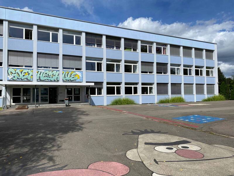Goetheschulgebäude mit Pausenhof im Vordergrund