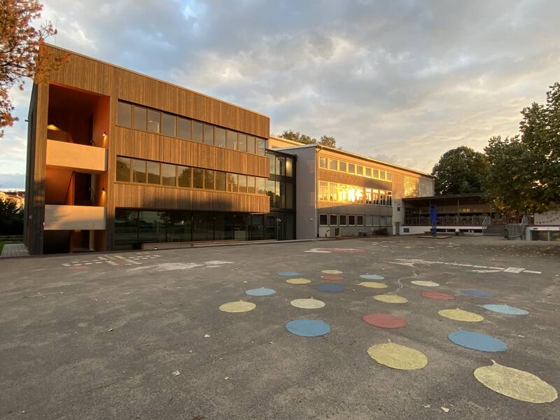 Neuer Anbau aus Holz der Scheffelschule Herten mit dem Schulhof im Vordergrund