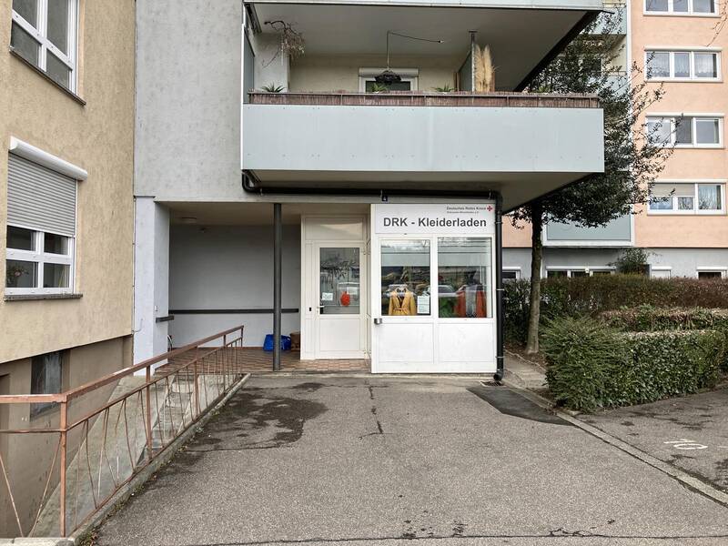 Kleiderladen des DRK im Erdgeschoss eines Wohnhauses in der Güterstraße.