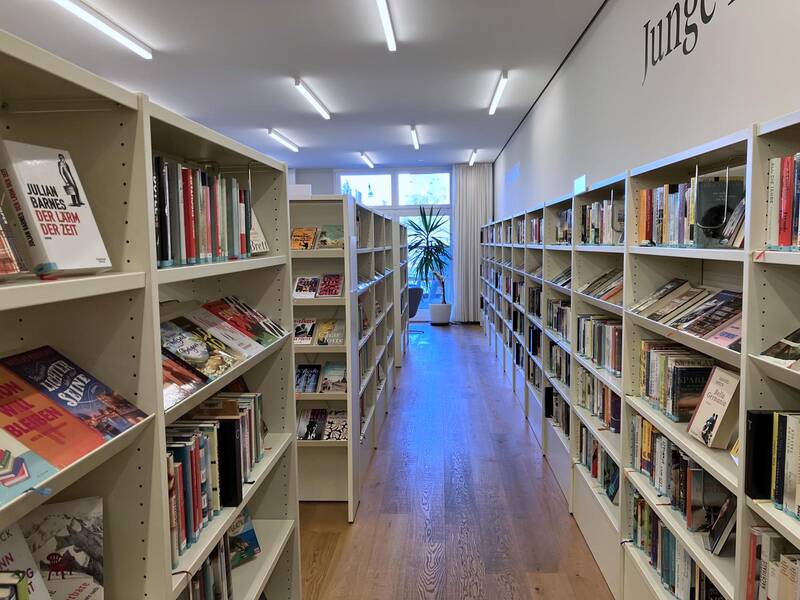 Blick in die Bücherregale der Stadtbibliothek in Rheinfelden (Aargau)
