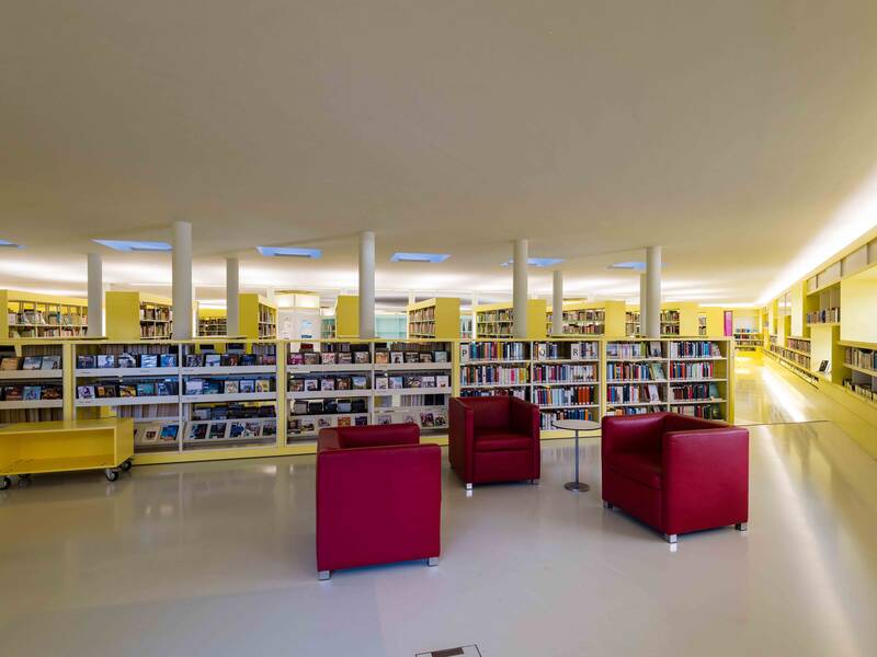 Blick in den Romanbereich der Stadtbibliothek