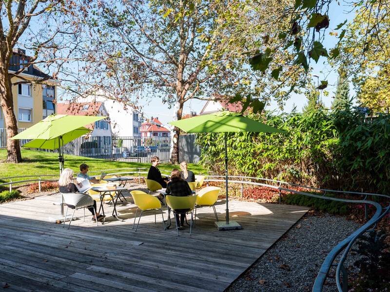 Leseterrasse der Stadtbibliothek im Grünen