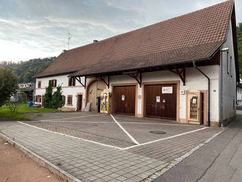 Haus Rabenfels , im Vordergrund großer geteerter Platz