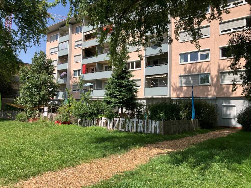 Das sechsstäckige Wohngebäude mit Gartengrundstück, in dem im Erdgeschoss das Familienzentrum seine Räume hat