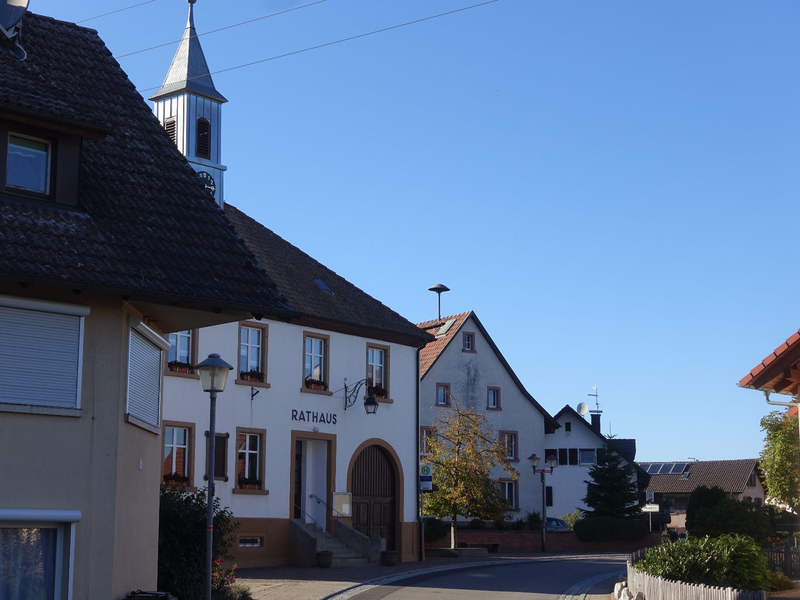 Blick auf das Rathaus Adelhausen