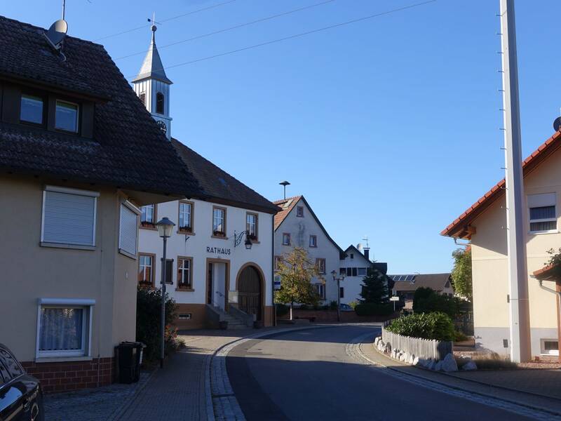 Ortsdurchfahrt Adelhausen: Mehrere Häuser stehen links und rechts an der Straße.