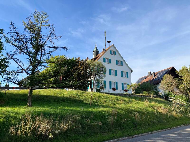 Das Ratahus gebäude in Nordschwaben mit grüner Wiese im Vordergrund