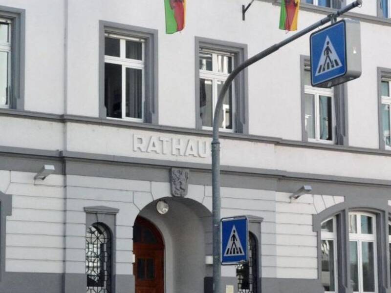 Der Eingang des alten Rathauses - Gambrinus - mit  Fahnen am Gebäude