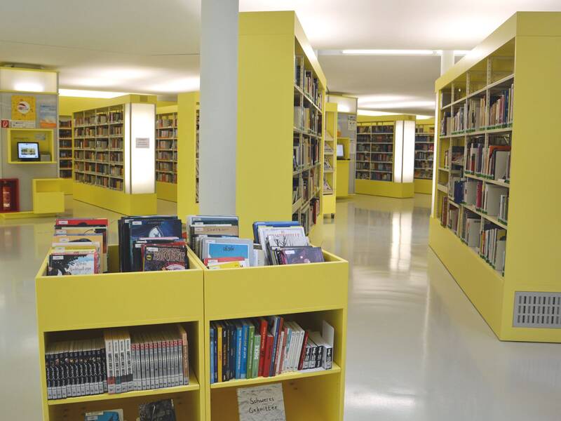 Die Stadtbibliothek Rheinfelden (Baden) von innen mit ihren Bücherregalen.