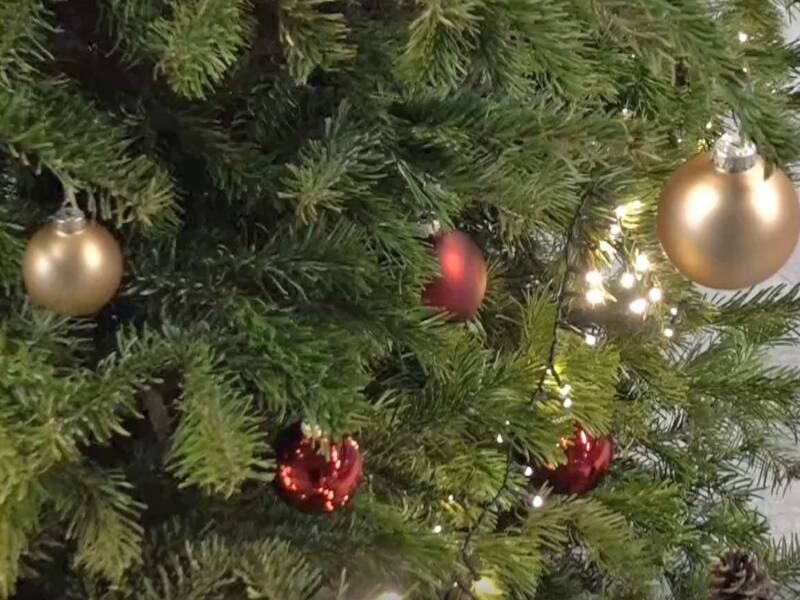 Glaskugeln an einem Weihnachtsbaum