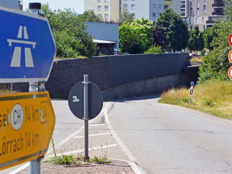 Verkehrsschilder an einer Tunneleinfahrt