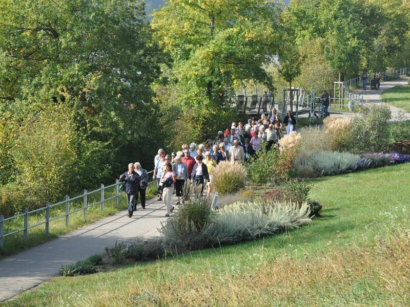Einge Spaziergänger gehen aug dem Weg am Adelberg.