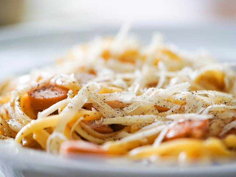 Ein Teller mit Spaghetti und Tomatensoße