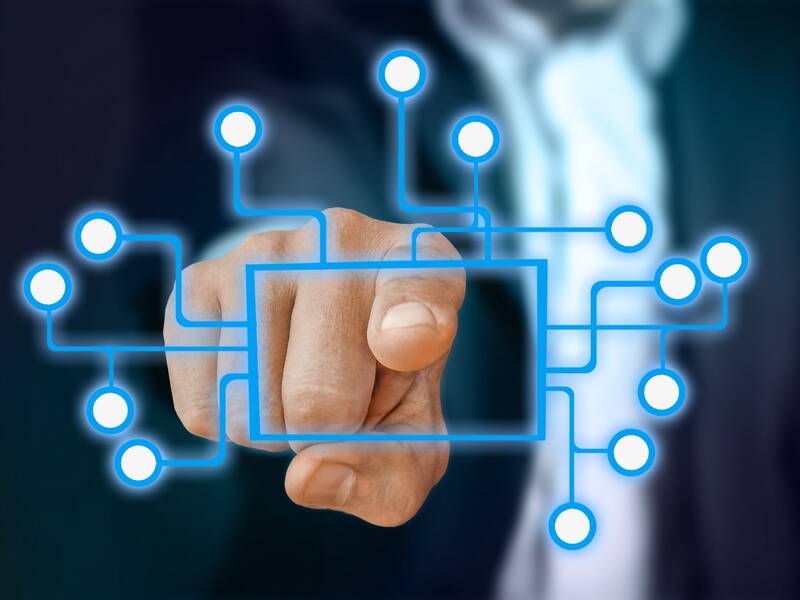 Eine Hand zeigt auf eine Vernetzung von Elektroden