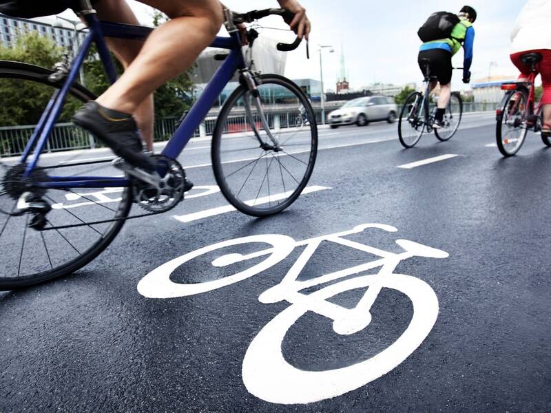 Ein Radweg auf dem mehrere Radfahrer fahren