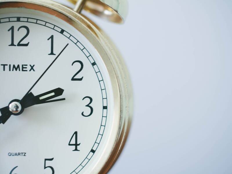Das Ziffernblatt einer analogen Uhr