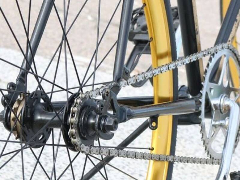Die Speichen eines hinteren Rdades an einem Fahrrad mit Kette