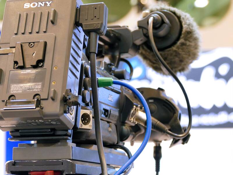 Blick auf eine Filmkamera von hinten.
