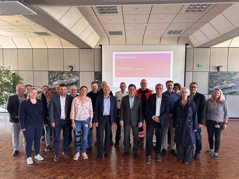 Gruppenfoto: Vertreterinnen und Vertreter der Stadt Rheinfelden und von Evonik kamen zu einem fachlichen Informationsaustausch am Evonik‑Standort zusammen. 