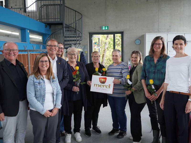 Am Tag der Kinderbetreuung überreichte Oberbürgermeister Klaus Eberhardt mit Vertreterinnen und Vertretern des Hauptamtes gelbe Rosen an die Betreuungskräfte in der Schulkindbetreuung. Auf dem Foto: Team der Schulkindbetreuung in Minseln.