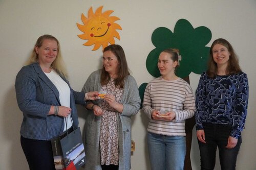 Bürgermeisterin Kristin Fuchs (links) und Marion Rappe (stellvertretende Abteilungsleiterin Frühkindliche Bildung & Betreuung) (rechts) bedankten sich anlässlich des Tags der Kinderbetreuung bei den Erzieherinnen für deren Einsatz. Auf dem Foto: Ronja Baumgartner (Leitung) und Jule Deniz vom Zwergehüsle in Adelhausen. 