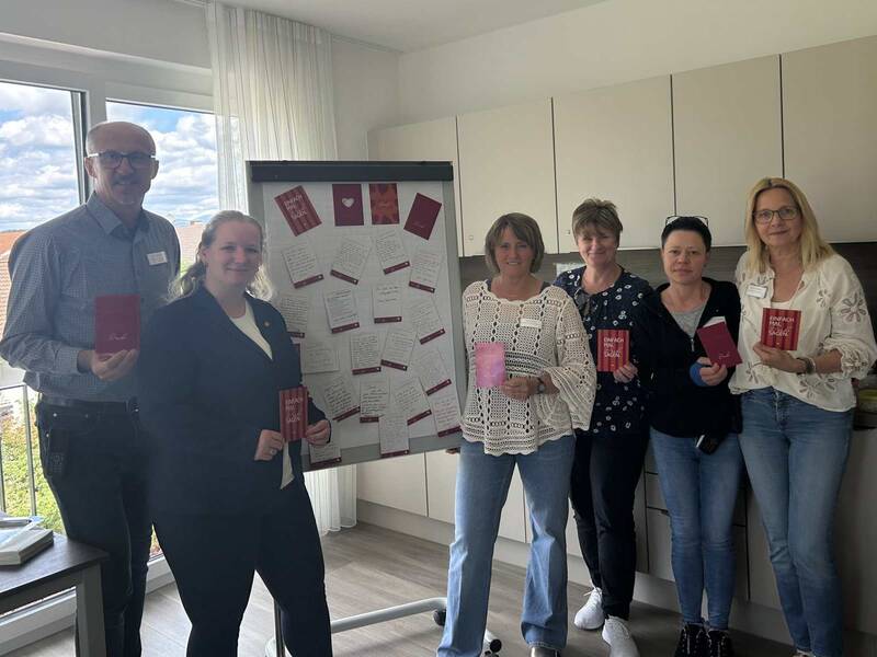 (von links nach rechts) Milorad Kostic (Pflegedienstleiter), Bürgermeisterin Kristin Fuchs, Irene Sorg (Betriebs- und Hausleiterin), Heike Sprejz (Pflegedienstleiterin), Katharina Schramm (Teamleitung Präsenzkräfte) und Sabine Meyer (Hauswirtschaftsleiterin) überbrachten am Tag der Pflege den Mitarbeitenden die Dankesworte von Bewohnerinnen und Bewohnern sowie deren Angehörigen. 