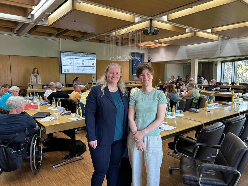 Bürgermeisterin Kristin Fuchs (links) gratuliert Joelle Böttcher, die als neues stellvertretendes Mitglied im Sozioalausschuss verpflichtet wurde. 