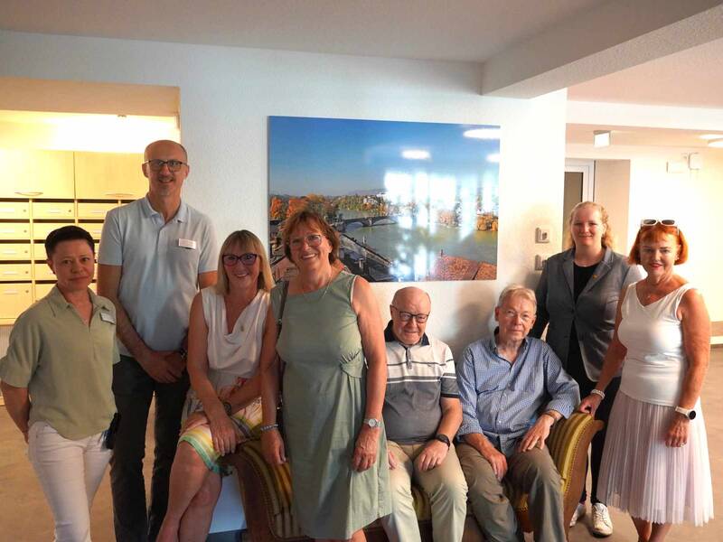 Gruppenbild: Strahlende Gesichter bei allen Beteiligten über ein erfolgreiches Projekt – Fotografien aus Rheinfelden verschönern Wohnbereiche und regen zum Austausch an: Katharina Schramm und Milorad Kostic (Bürgerheim), Petra Nürnberg und Bärbel Basler (Stadtseniorenrat), Norbert Dietrich (Bürgerstiftung), Fotograf Martin Schulte-Kellinghaus, Bürgermeisterin Kristin Fuchs und Cornelia Rösner (Bürgerstiftung). 