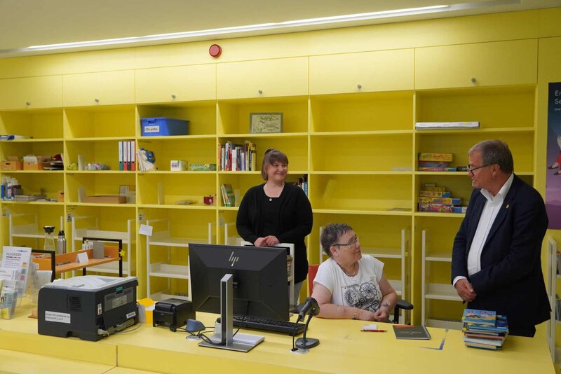 Oberbürgermeister Klaus Eberhardt begrüßt Andrea Röse vom Rhywerk, die im Rahmen des Projekts „Schichtwechsel“ einen Tag lang in der Stadtbibliothek zu Gast war und dort mitarbeitete.