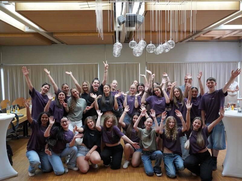 Ehrung der Tanzgruppen The Company und The Collective der Dance Academy. Gruppenfoto mit Stadtoberhaupt.