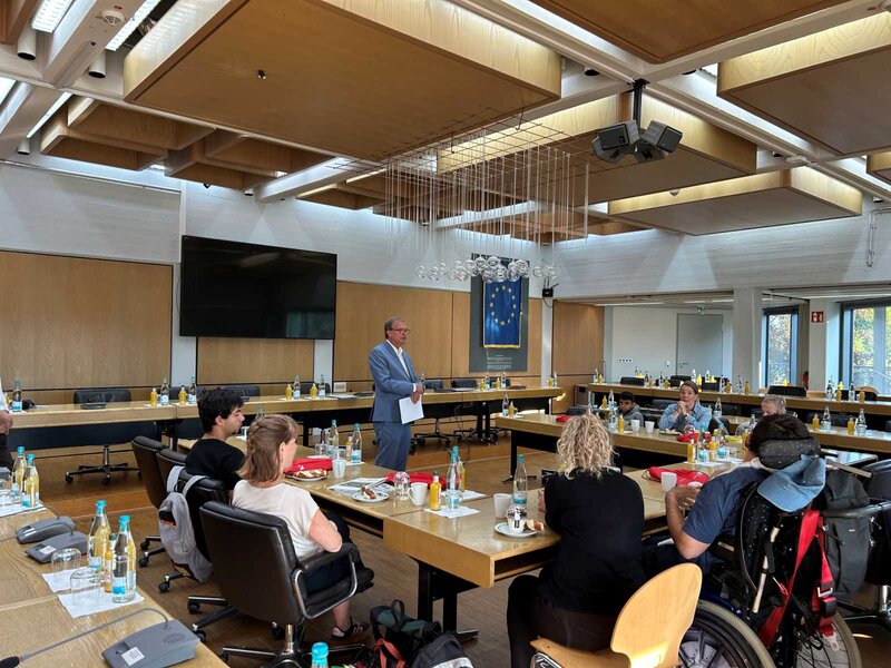 Das Redaktionsteam der Schülerzeitung der Kreisel wurde von Oberbürgermeister Klaus Eberhardt zu einem gemeinsamen Frühstück in das Rathaus eingeladen. Das Foto zeigt die Gruppe von hinten im Sitzungssaal beim Frühstück. 