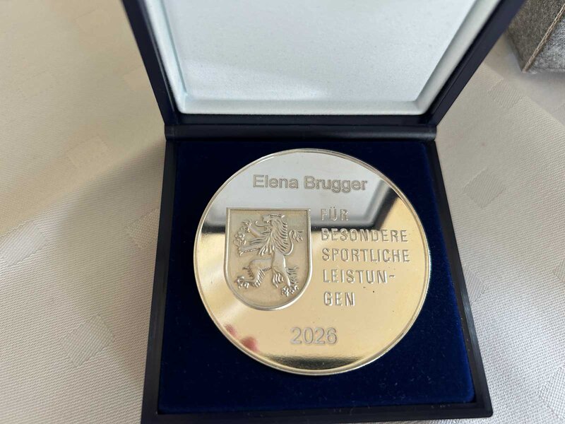 Sportverdienstmedaille in Silber: Medaille liegt auf einem Samtkissen in einer Schachtel.
