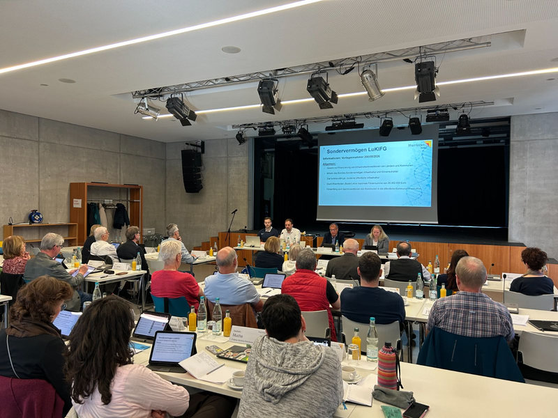 Die Gemeinderäte sitzen im Plenum im Campus.