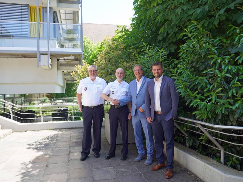 Zu Beginn dieser Woche besuchte Norbert Schneider (zweiter von links), der neue Polizeipräsident des Polizeipräsidiums Freiburg, die Stadt Rheinfelden (Baden) und wurde in Begleitung des hiesigen Revierleiters Spencer Diringer (links) von Oberbürgermeister Klaus Eberhardt (zweiter von rechts) und dem Leiter des Ordnungsamts, Dominic Rago (rechts), im Rathaus begrüßt.