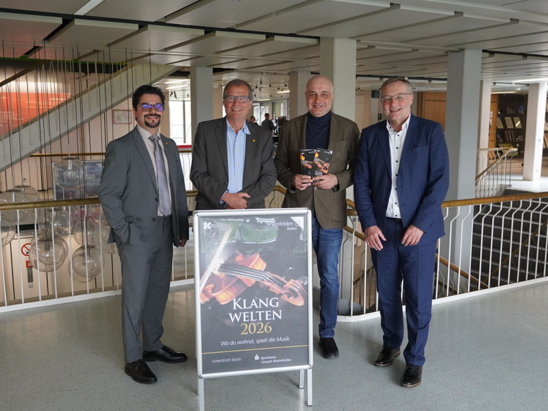 Kulturamtsleiter Dario Rago, Oberbürgermeister Klaus Eberhardt, Prof. Denis Severin und Lutz Pankrath von der Sparkasse Lörrach-Rheinfelden freuen sich über die Neuausrichtung der Konzertreihe Schlosskonzerte. Neu:Klangwelten.                             