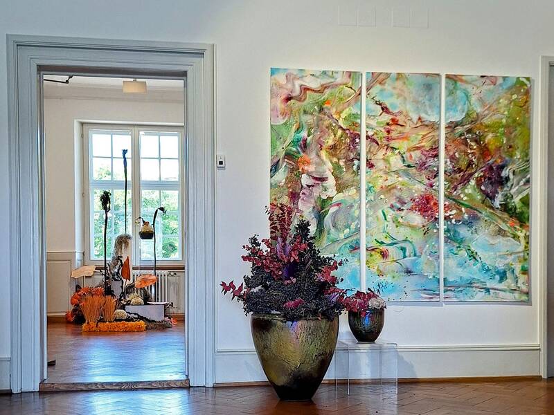 Blick in die Ausstellung "Flower meets Power".