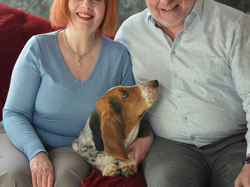 Der Autor Ralf H. Dorweiler mit seiner Frau und seinem Hund.