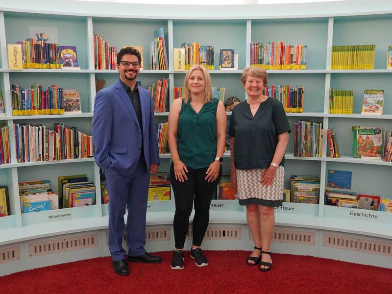 Kulturamtsleiter Dario Rago mit Kira Harsch und Andrea Strecker (von links) im Bereich der Lese-Insel.. 