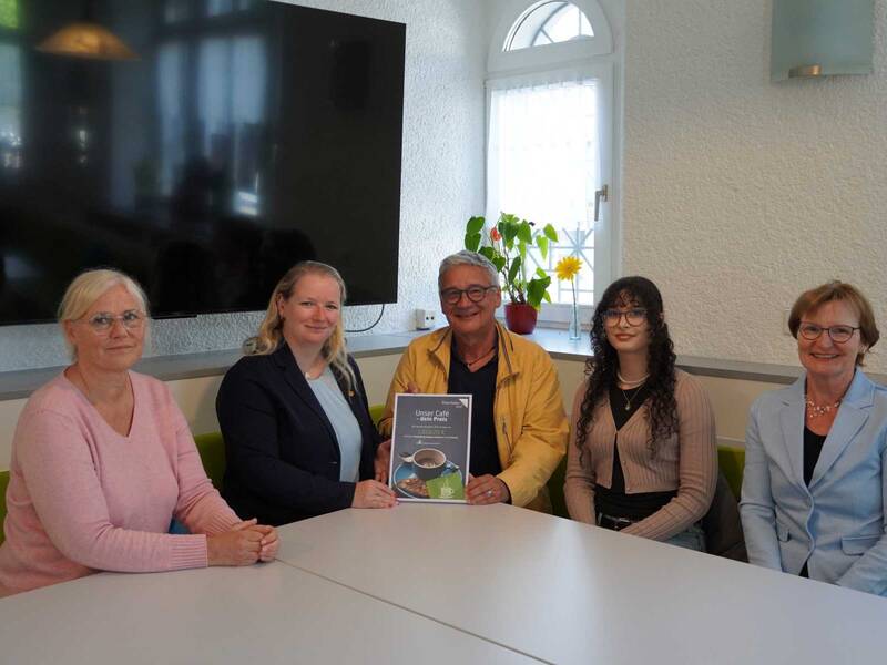 Mit einem großen Lächeln überreichte das Team des Rathauscafés eine Spende in Höhe von 1.918,29 Euro an den Förderkreis Hospiz am Buck e.V. in Lörrach. (von links nach rechts: Bianca Doleske (Leitung Rathauscafé), Bürgermeisterin Kristin Fuchs, Hanspeter Huck (1. Vorsitzender des Förderkreises), Sophie Ekert (FSJ) und Doris Cimander (Bürgertreffpunkt Gambrinus). 
