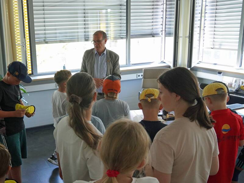 Oberbürgermeister Klaus Eberhardt zeigt den Besucherinnen und Besuchern sein Büro. 