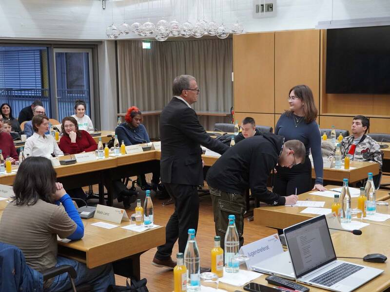 Oberbürgermeister Klaus Eberhardt heißt die Jungparlamentarier in der Politik willkommen. 