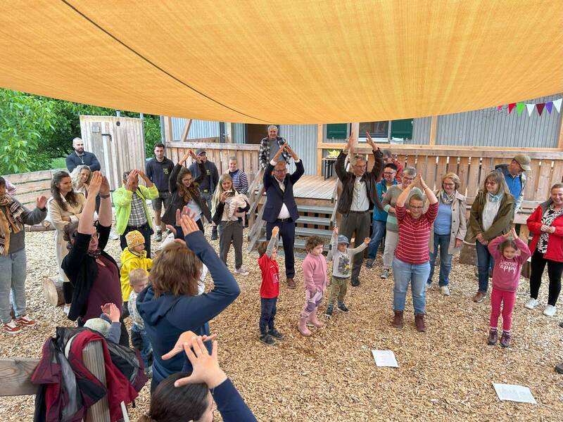 Einweihung Naturkita Adelhausen: Die Kinder führen einen Wichteltanz auf, bei dem die Gäste spontan mitmachen.