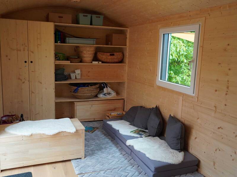 Naturkita Adelhausen: Ein Blick in das innere des Bauwagens mit einer gemütlichen Sofaecke.