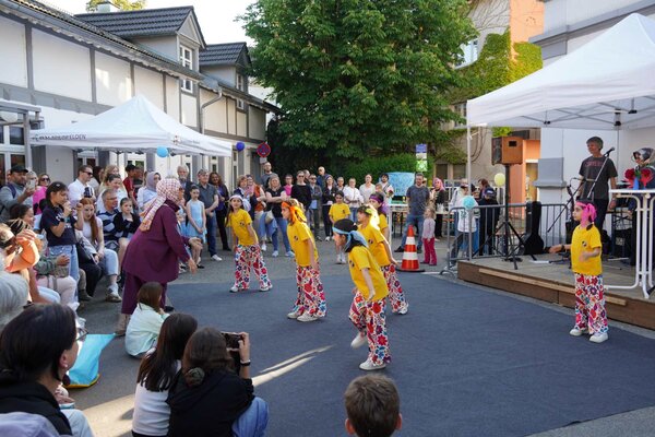 Interkulturelles Hoffest: Kindertanzaufführung