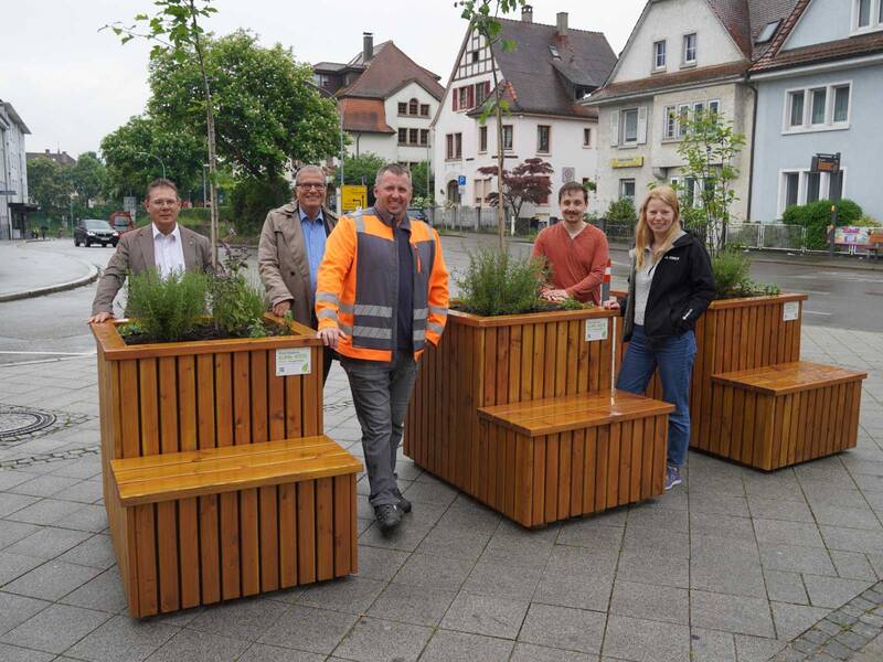 Christian Rung (Leiter Stadtgärtnerei), Louisa Freytag (Klimaschutzmanagerin), Dr. Patrick Pauli (Abteilungsleiter Stadtgrün & Umwelt), Oberbürgermeister Klaus Eberhardt und Sebastian Greulich (Stadtgärnterei) freuen sich über die neuen Pflanzkisten in der Innenstadt.