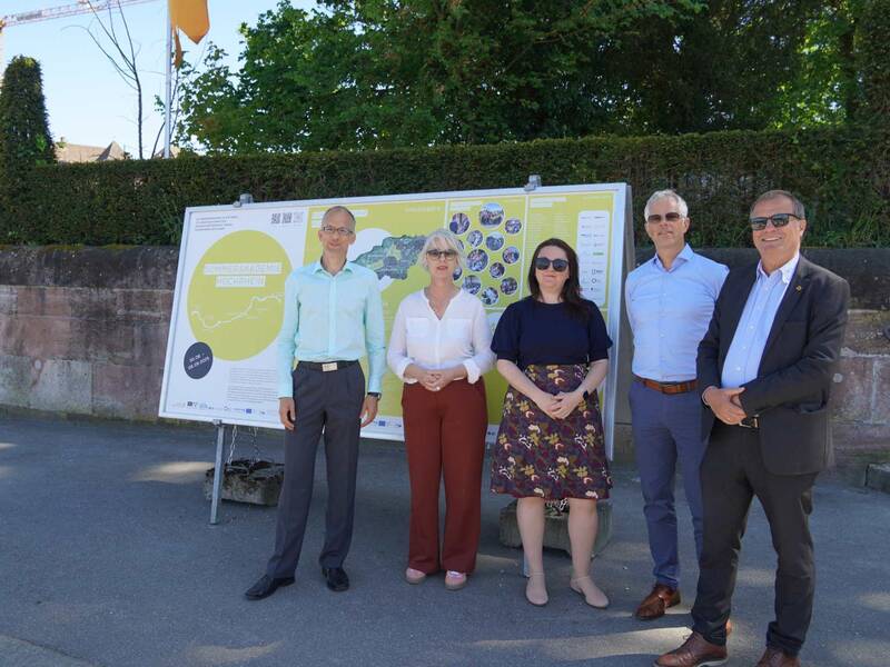 Vertreter der beiden Rheinfelden vor der Ausstellung auf dem Inseli mit den Ergebnissen der Sommerakademie.