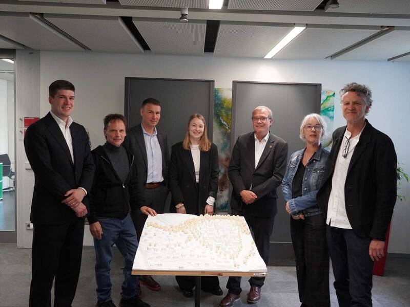 Stellen das Modell des Siegerentwurfs vor (von links): Peter Gresens (Alea Real), Thomas Schweiger (Wohnbau), Markus Schwamm (Wohnbau), Annika Bauer (K9), Oberbürgermeister Klaus Eberhardt, Christiane Ripka (Stadtbauamt) und Wolfgang Borgards (K9)