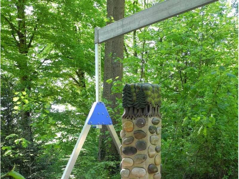 Künstler Matthias Hartmann bei der Bearbeitung der Basaltstele mit Rheinkieseln für den Karsauer Waldfriedhof.